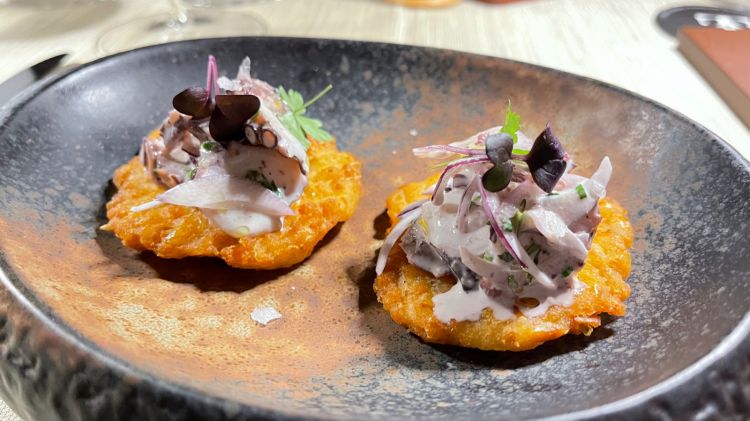 Le Tortitas de choclo con Pulpo al oliva acevichado. ovvero cialde di mais choclo fritte con polpo acevichado e crema di olive, con un piacevole gioco di consistenze. In pairing la Jora sparkling: la Jora è una bevanda Inca a base di mais maltato Jora che viene marinato con spumante
