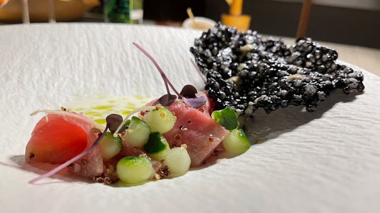 Tiradito Nikkei, otoro, leche de Tigre de conchas, aceite sachaculantro, galleta de tapioca: svetta per la qualità del pescato, la ventresca di tonno con leche de tigre di capesante, olio di sachaculantro e cialda di tapioca
