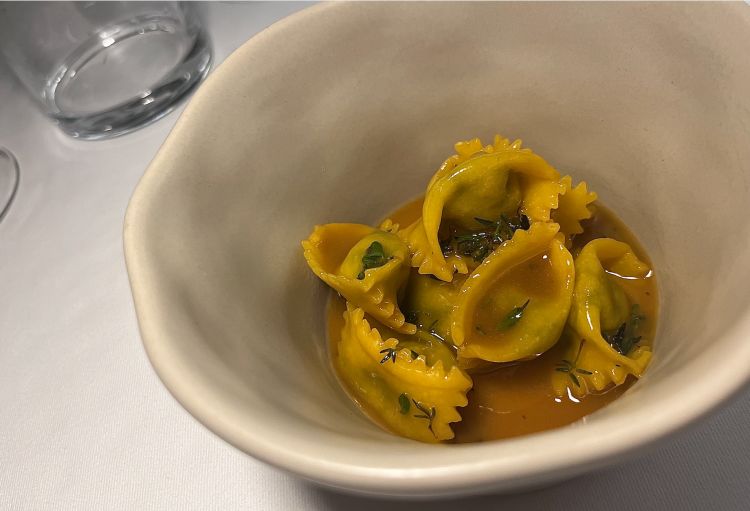 1982 - Ravioli della Pina
Ci sarebbe anche un sesto servizio del coniglio, del quale Marmo utilizza anche le spalle per il ripieno di fantastici Ravioli1982, in onore di Pina Beglia, indimenticata cuoca che condusse i Balzi Rossi alle due stelle Michelin, nel 1991. Nel ripieno ci sono anche delle carote, erbe selvatiche bollite, parmigiano sopra i 30 mesi. La pasta dei plin è di soli tuorli, metà semola e metà farina bianca. Sottile, callosa, sublime