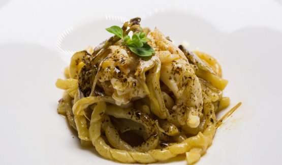 Fusilli al ferretto with artichokes, scampi and liquorice powder