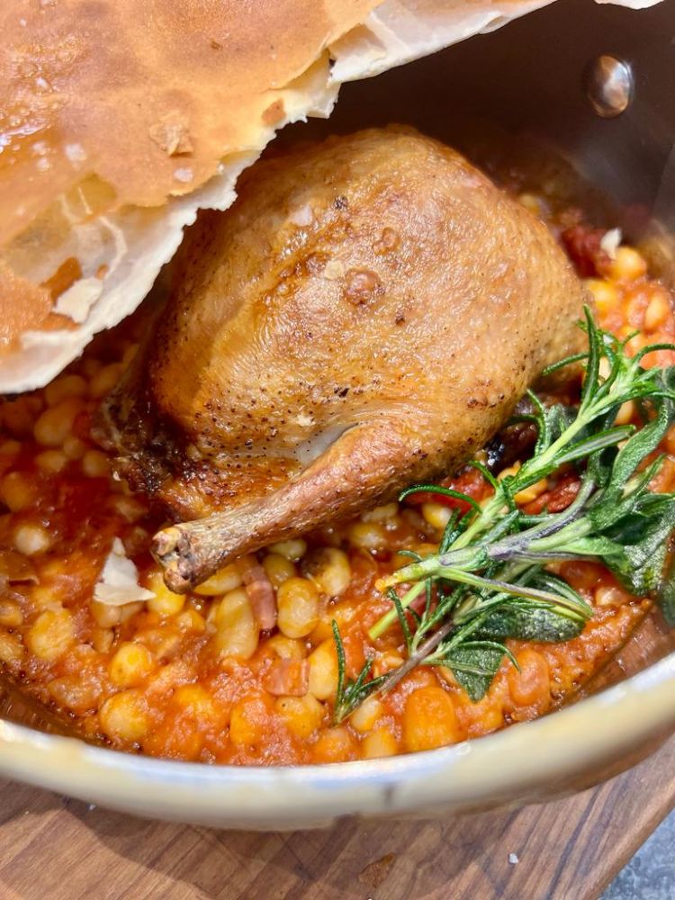 Piccione cotto in crosta, con fagioli cannellini all’uccelletto e salsa di fegatini, Annie Feolde e Riccardo Monco
