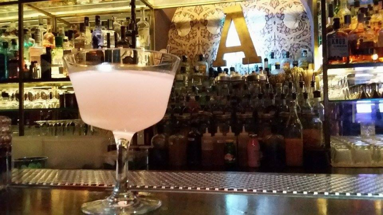 Pink Daiquiri: rum cubano, succo di lime, sciroppo di polpelmo rosa, peychaud’s bitter
