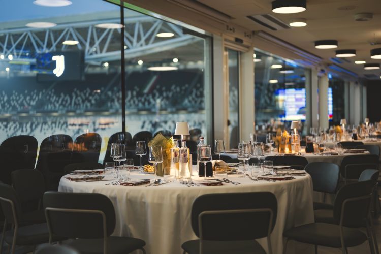 I tavoli con vista sugli spalti dell'Allianz Stadium
