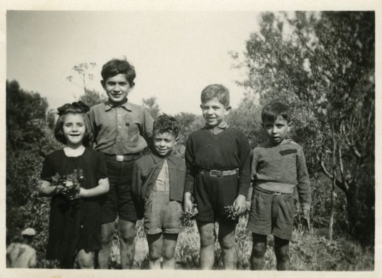 Pippo Caffo, al centro, quando aveva cinque anni