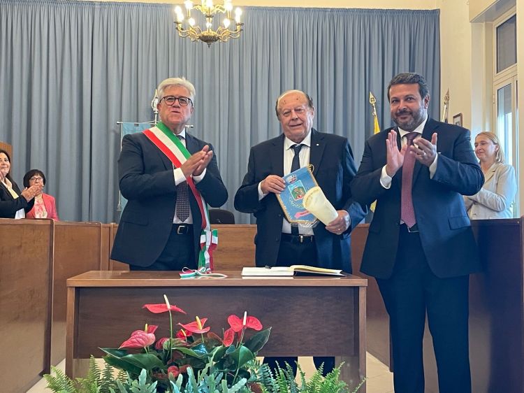 Pippo Caffo durante il conferimento della cittadinanza onoraria al Comune di Santa Venerina