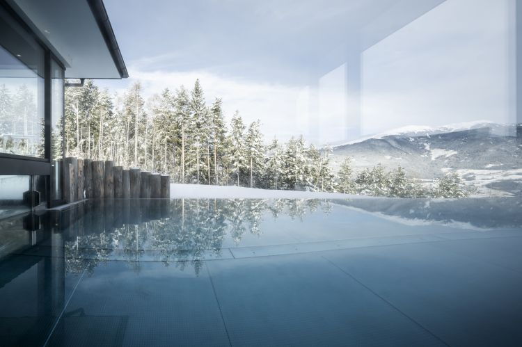 L'infinity pool dell'hotel Gnollhof con vi