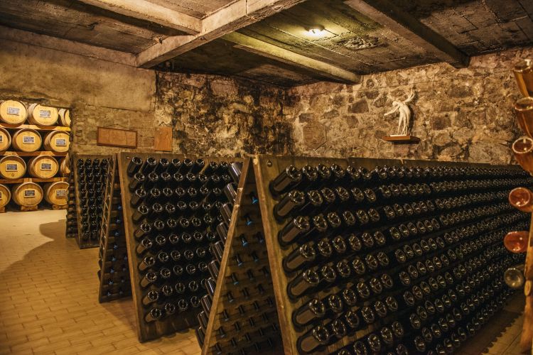 La cantina di affinamento in una grotta
