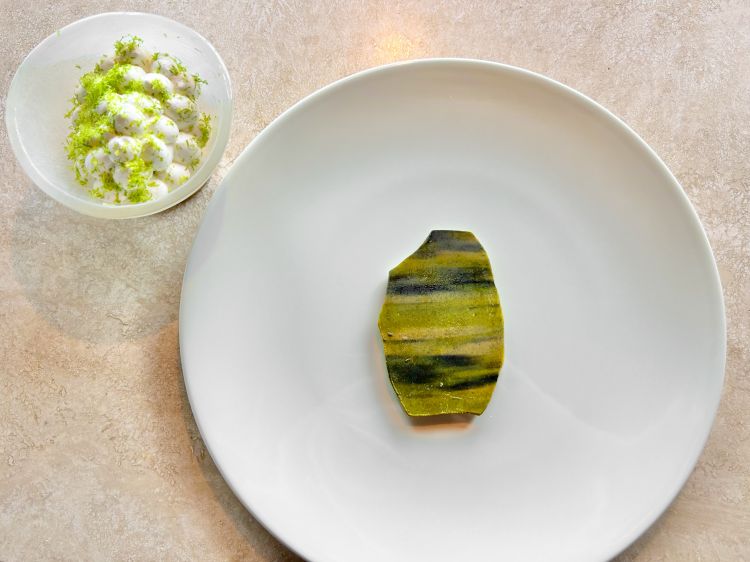Pistacchio salato, banana verde, kiwi e panna. Un "marmo al pistacchio" con pistacchio, banana acerba e kiwi, affiancato da gelato al pistacchio salato e panna