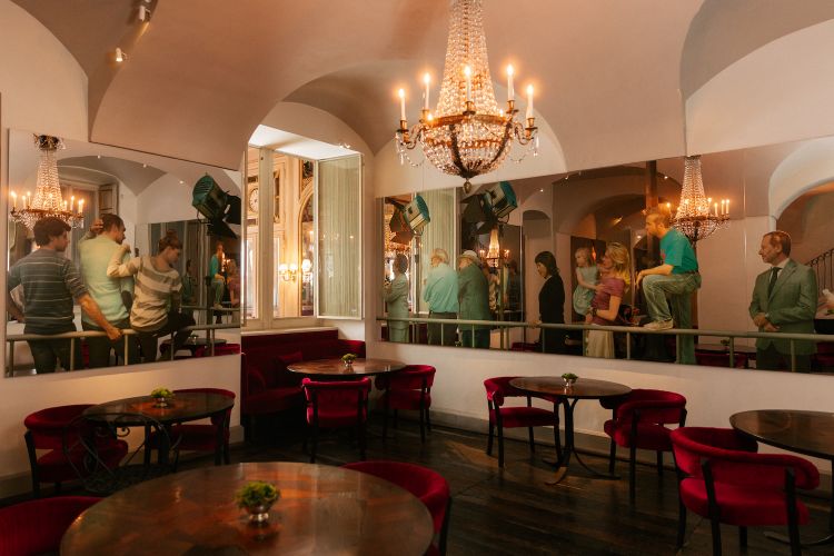 Una sala del Del Cambio con le superfici specchianti disegnate da Michelangelo Pistoletto, prezioso lascito del grande restauro del 2013
