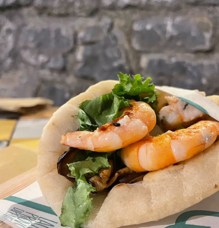 ÀPitaQgambero: pita greca fatta in casa farcita con gamberi leggermente scottati, melanzane grigliate, cubetti di caciocavallo silano, lattughino e salsa rosa homemade