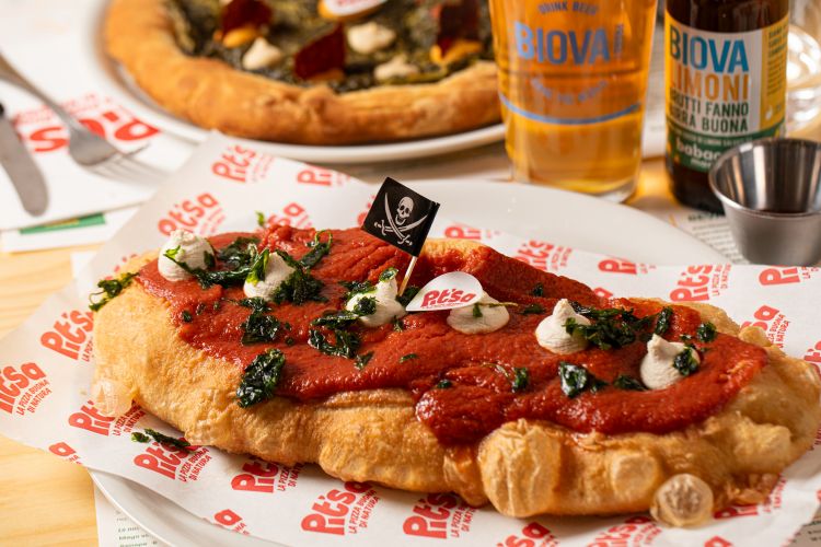 La Veliero del pirata, impasto fritto, con sugo al pomodoro, mozzarella vegetale a ciuffetti e basilico fritto