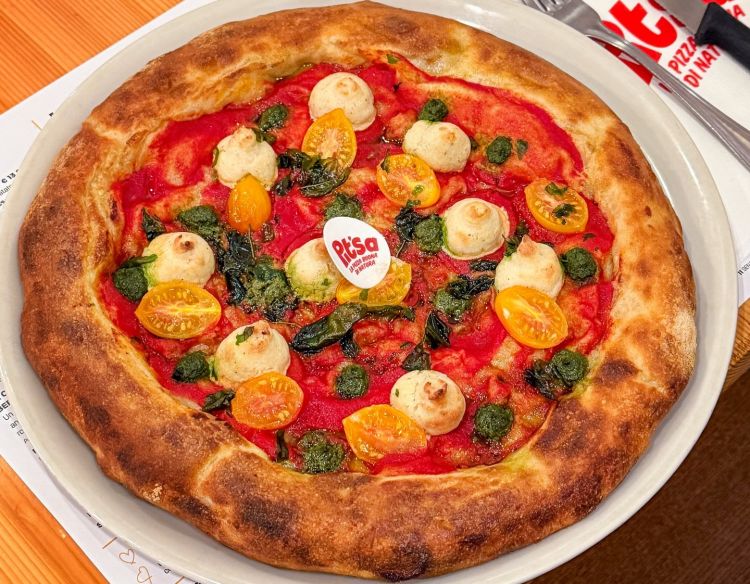 Regina di cuori, con sugo di pomodoro, mozzarella vegetale a ciuffetti, pomodorini gialli, decorazione di crema al basilico fresco, olio a crudo, foglie di basilico fritto