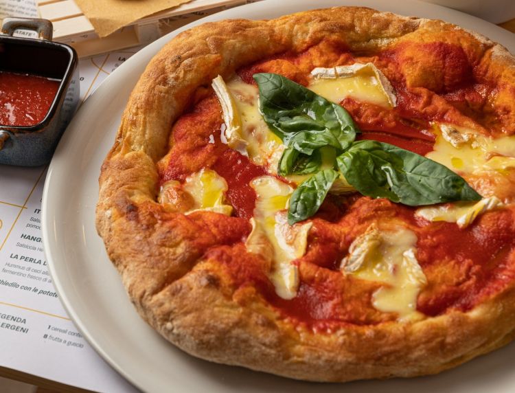 Un viaggio dal Ferdy, con sugo al pomodoro, formaggio stracchino Quadro del Ferdy in cottura, olio a crudo, basilico fritto. Servita con un assaggio a parte dello stesso formaggio