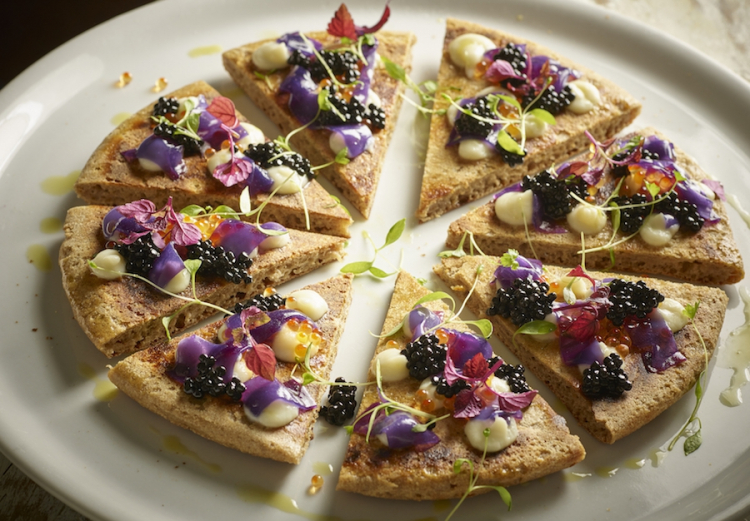 Il secondo giorno di PizzaUp, la squadra guidata da Ruggero Ravagnan ha proposto una pizza con impasto di Farina di segale più Biga bio e sopra crema di cavolfiore, gelatina di cavolo cappuccio, uova di trota, caviale di tartufo e germogli. Foto di Carlo Baroni
