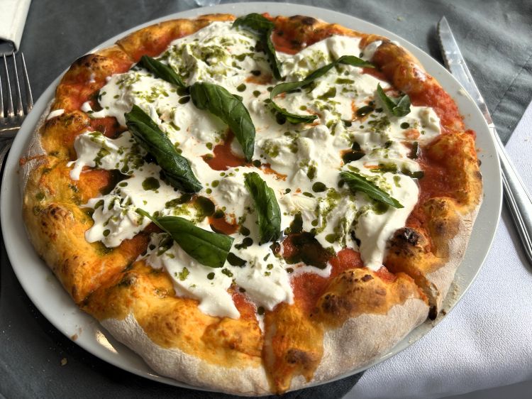 In un ristorante italiano al 100% non poteva mancare una carta delle pizze: la Margherita anche qui resta la scelta preferita, ma tra le special spicca la Burrata, con una gigantesca burrata intera, pomodoro e basilico