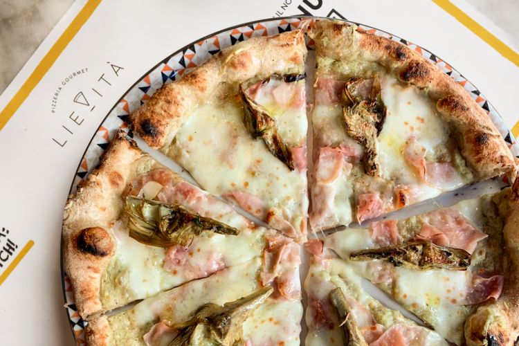 Pizza cotto e carciofi alla brace di Giorgio Caruso della pizzeria Lievità, a Milano
