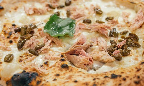 La pizza tonno e olive ammaccate (schiacciate) di Da Zero
