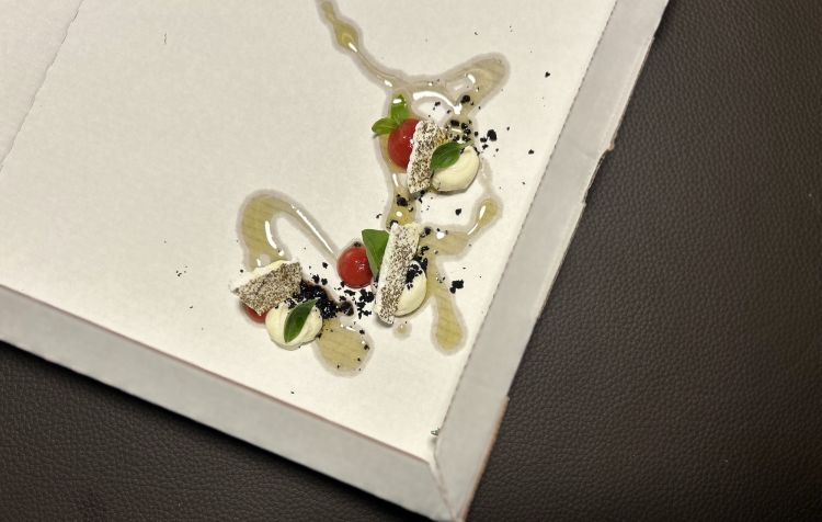 Pizza dolce, ormai un classico con meringa, pomodoro, aglio, basilico, olive, capperi e olio extravergine. Servito in una scatola della pizza
