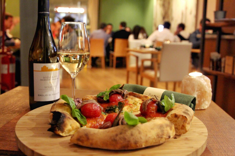 Pizza Eoliana con pomodoro pelato, alici e capperi di Salina, firmata da Alessio Marchese e Fabio La Barbera