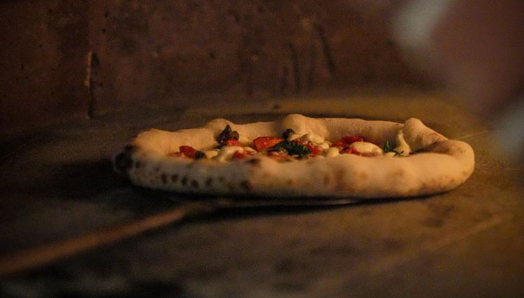 Non solo lievitazione: «Bisogna avere una cottura attenta. Se la pizza è ben lievitata e poi è cotta male, si sbaglia»