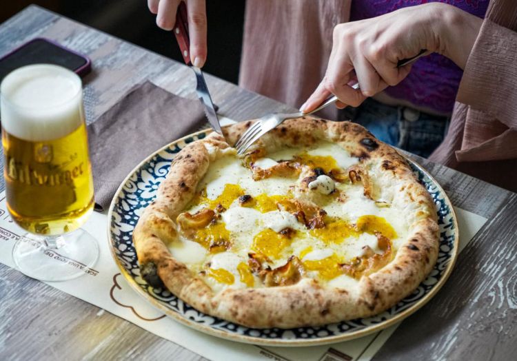 Una delle pizze che lo hanno reso più famoso, con zucca e guanciale