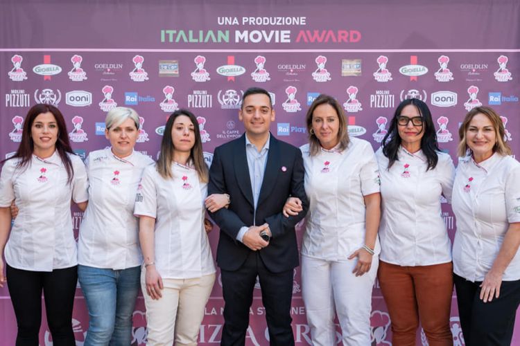 Carlo Fumo, ideatore e regista di Pizza Girls, insieme alle "sue" pizzaiole