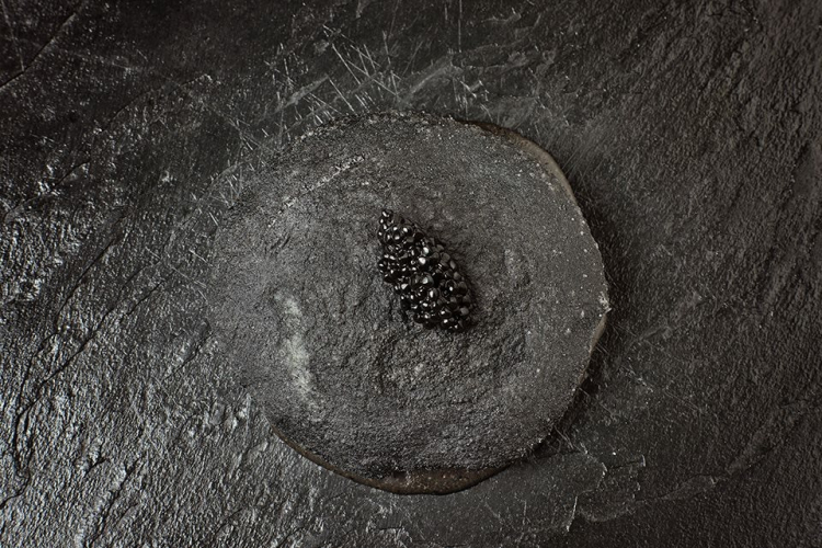Pizza in black, uno dei piatti storici dello chef