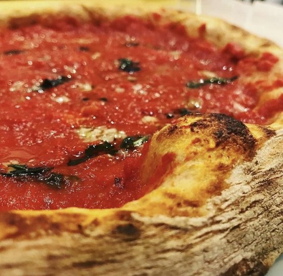 Da TasteIt la pizza è croccante fuori e morbida dentro, realizzata con farine Petra del Molino Quaglia e percentuali di lievito bassissime grazie alla lunga lievitazione che l'impasto subisce
