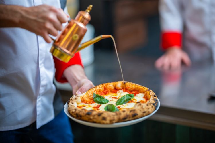 Due cambi di men&ugrave; all'anno, ma con le pizze classiche che restano sempre le pi&ugrave; gettonate. L'impasto digeribilissimo &egrave; l'orgoglio di Lorenzo Giuliani
