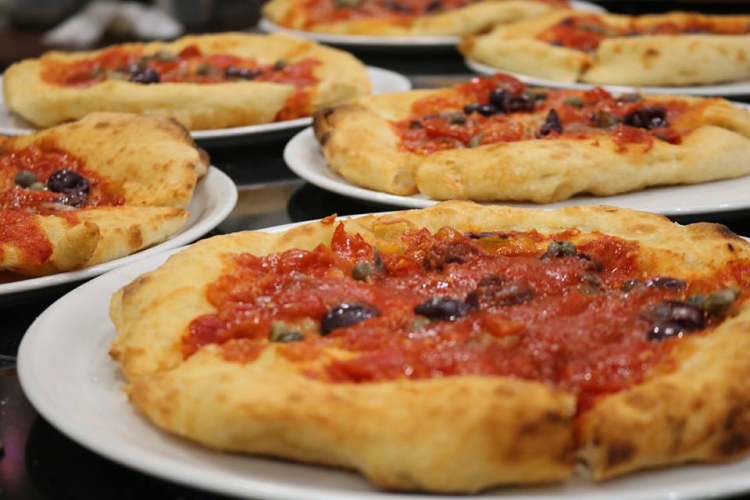 La pizza Montanara Radio Siani, con pizzino vesuv