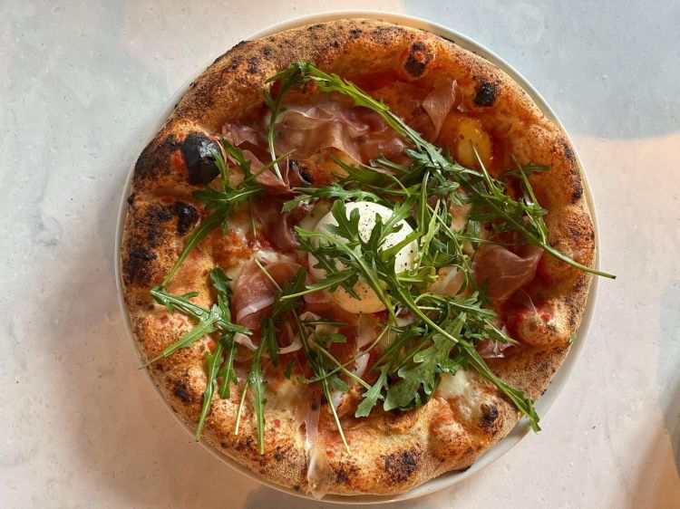 Alcune delle pizze di Volpicella al Winther: questa &egrave; la&nbsp;Fra Grisen, con pomodoro san marzano Dop, fiordilatte Sn&oslash;ball, prosciutto di Parma, burrata Sn&oslash;ball, rucola con dressing di vinaigrette e olio evo
