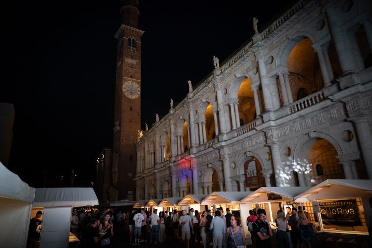 Piazza dei Signori a Vicenza, come sempre splendida, durante Pizza in Piazza