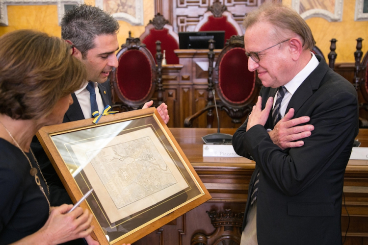 Federico Pizzarotti, mayor of Parma, offers an ancient print of the city to Richard Geoffroy
