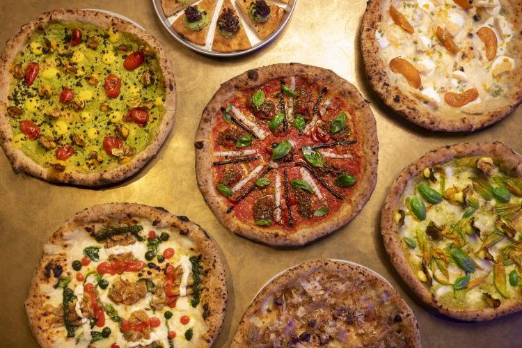 Le pizze di Lorenzo Sirabella sono un inno alla tradizione, ma in chiave contemporanea, e agli ingredienti della sua Campania. Dopo aver studiato l'arte della panificazione, la sua formazione parte dai maestri della pizza napoletana come Enzo Coccia, per poi approdare a Milano e portare la sua visione che mette al centro l'impasto, le cotture e il procedimento di lievitazione.
