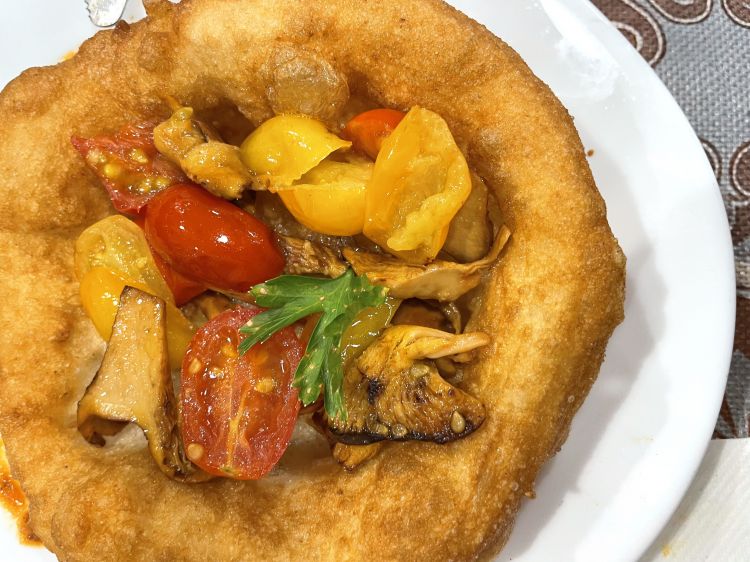 La pizza fritta con funghi estivi di montagna e datterino giallo e rosso
