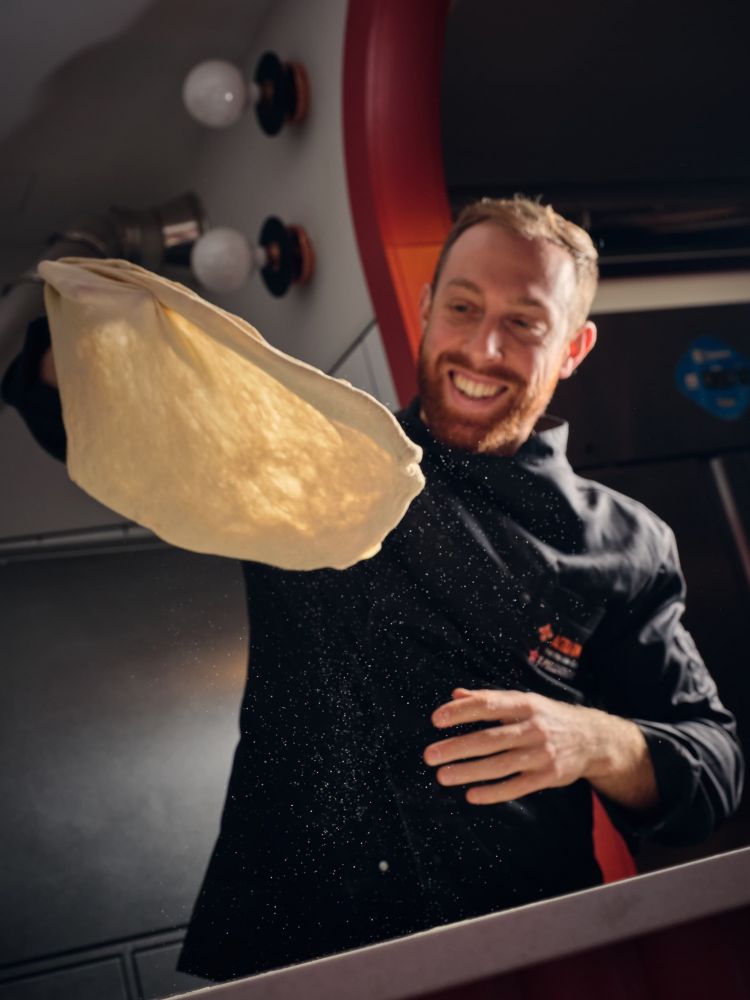 Il pizzaiolo Mirko Pepe
