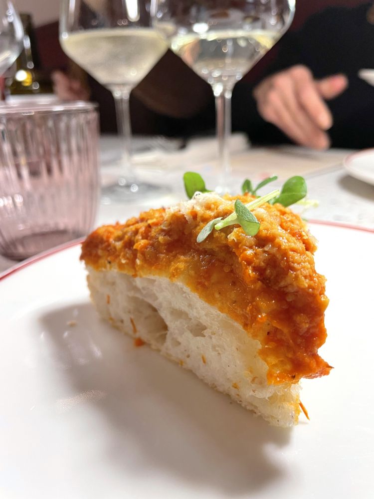 Pizza al padellino con crema di quattro pomodorini arrostiti nel forno a legna, formaggio vegano, germogli di basilico fresco