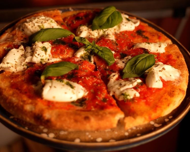 Una delle pizze servite nella pizzeria Da Cecio