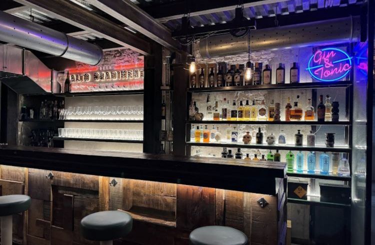 L'interno di Lievito, la pizzeria con birre artigianali aperta nel 2014, a poche centinaia di metri dal lungomare Falcomatà, definito da Gabriele D'Annunzio il chilometro più bello d'Italia