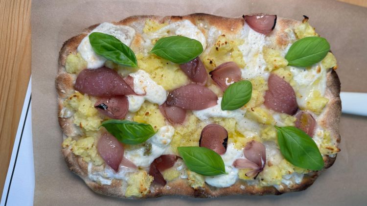 Pinsa Hope, con patate lesse, gargonzina veg, basilico e cipolle caramellate