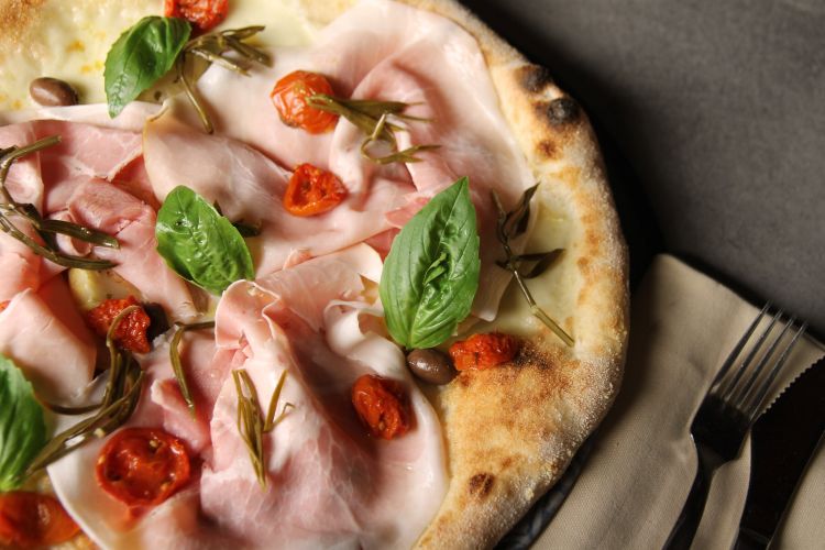 Una delle pizze preparate nella pizzeria Sud