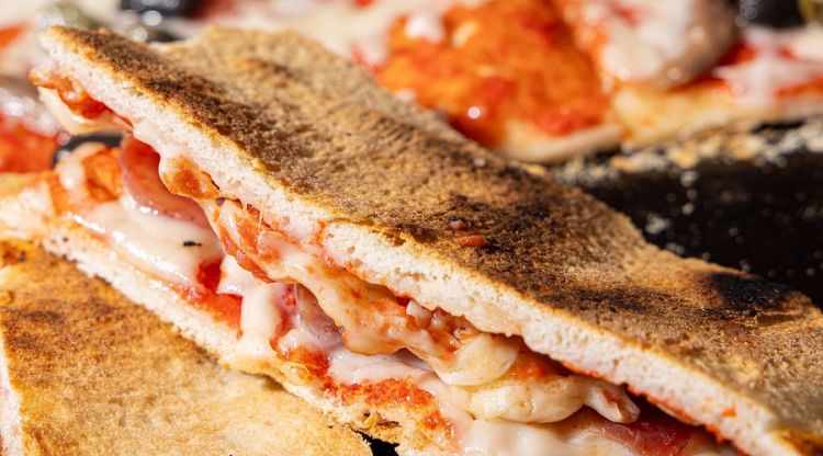 Pizzetta cagliaritana, in versione contemporanea
