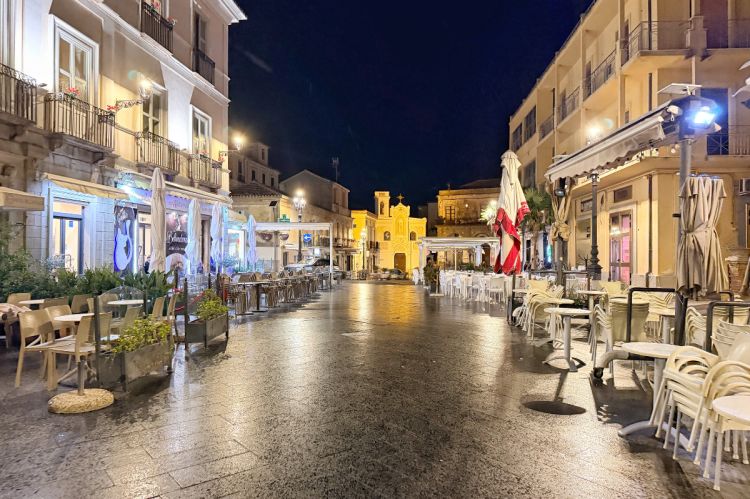 La piazza di Pizzo Calabro con tanti locali in cui assaporare il Tartufo
