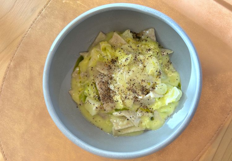 Prima ancora della cena di Identità Olimpiche, quindi a pranzo, abbiamo mangiato qualche piatto al Kosmo Taste the Mountain, l'insegna più easy del Kosmo di Livigno, quella invece gourmet è Téa del Kosmo, l'uno e l'altro indirizzo sotto la guida del bravo Michele Talarico. Assolutamente spettacolare questa rilettura (alleggerita ma gustosissima) dei classici pizzoccheri, con olio di aglio orsino
