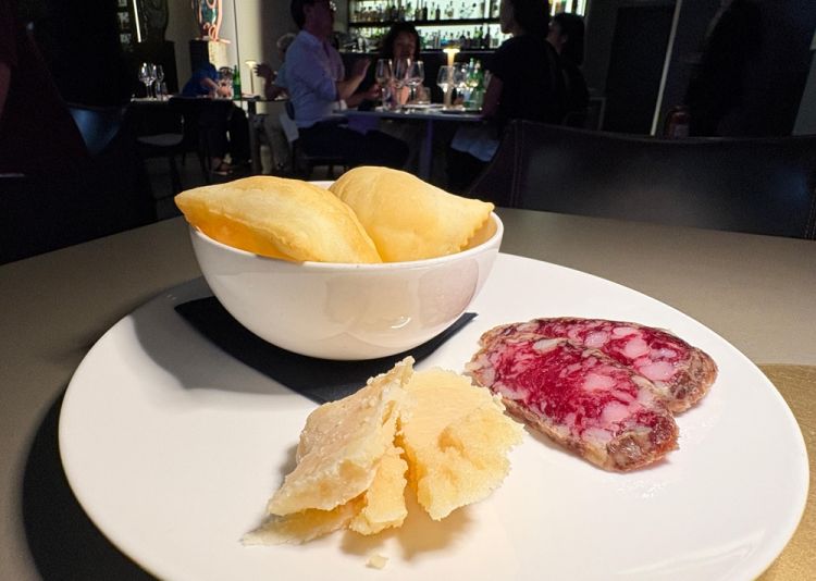Benvenuto con Parmigiano Reggiano Delfante 24 e 27 mesi,&nbsp;salame di Cinta Senese Bocchi&nbsp;e&nbsp;torta fritta
