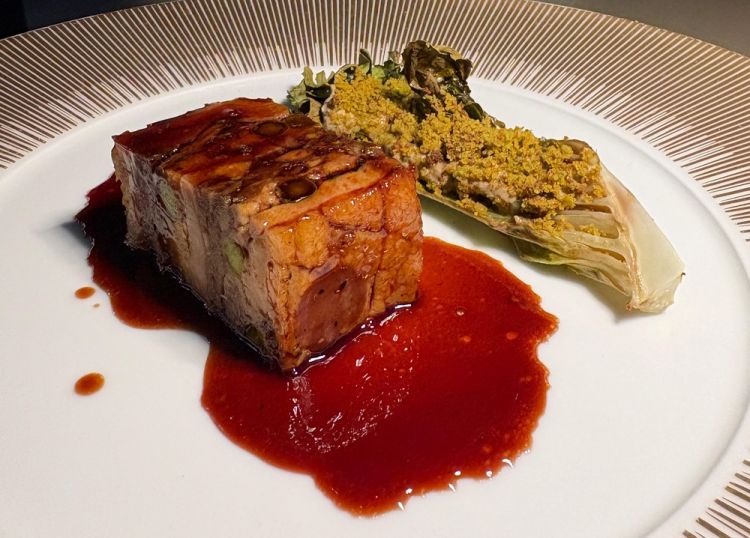 Terrina d'anatra, petto, coscia e foie gras con salsa al porto, insalata romana arrostita e cr&egrave;me fra&icirc;che profumata
