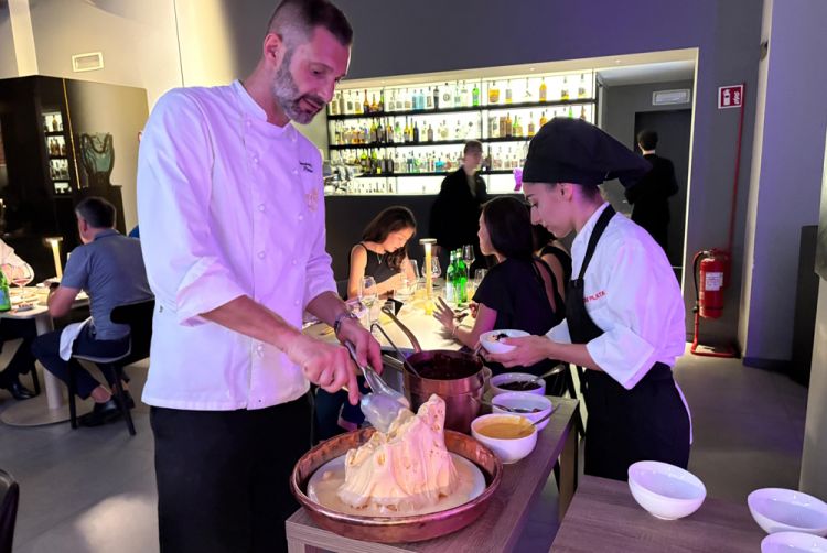 Il servizio della&nbsp;Montagna di gelato alla crema mantecato al momento, servito con nocciole caramellate, praline al cioccolato, Grand Marnier, Borsci S. Marzano, cioccolato fuso e zabaione caldo
