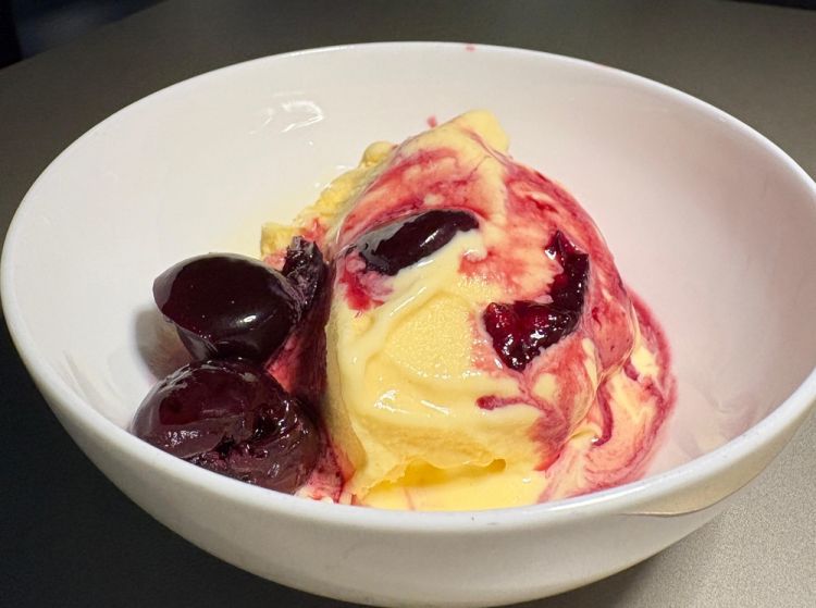 Il gelato servito con ciliegie al Lambrusco
