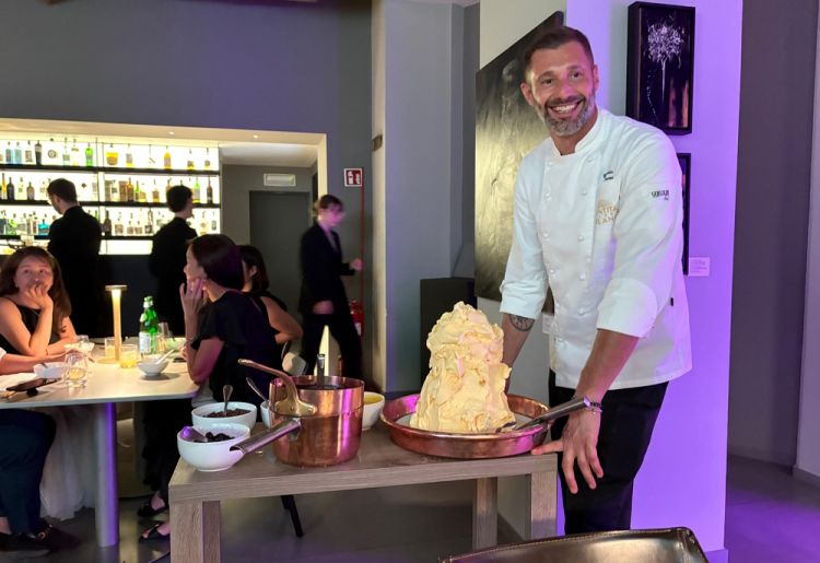 Gianpiero Stancari porta nella sala dell'hub la mitica Montagna di gelato alla crema
