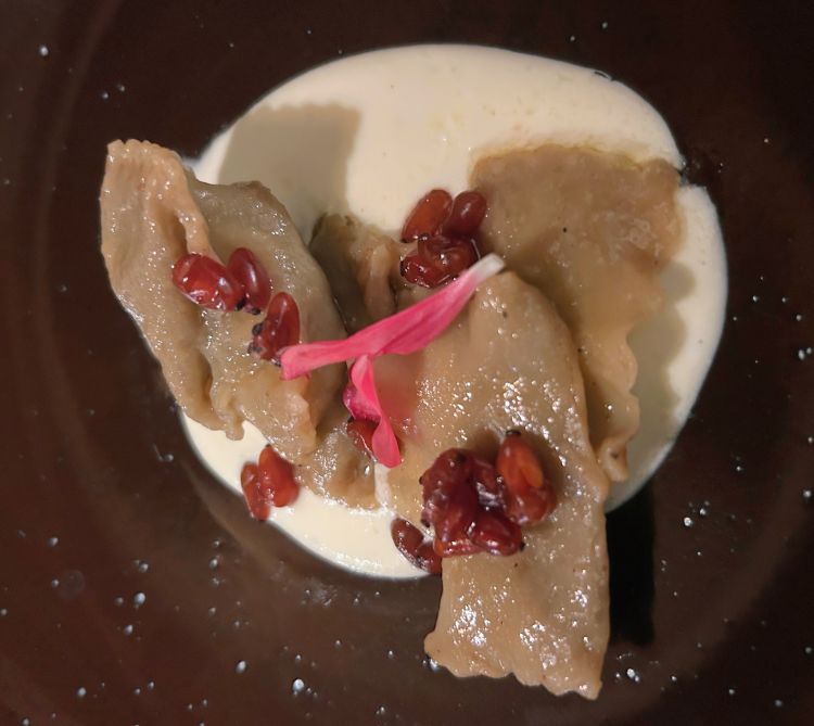 Markus Holzer, chef del Jora Mountain Fine Dining, ha proposto una rivistazione del Plin con castagne fermentate, bacche rosse del crispino e formaggio di capra